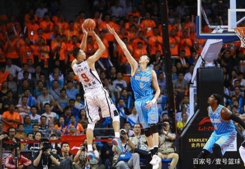 篮板拼抢 篮板拼抢